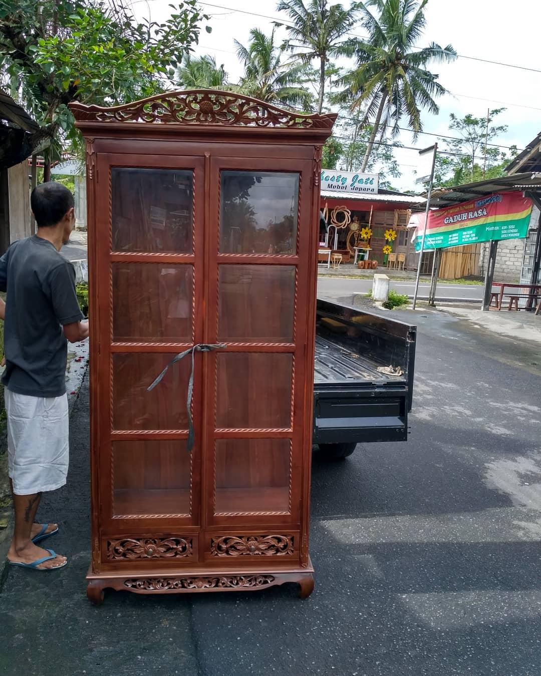 Lemari Pajangan Kaca 2 Pintu