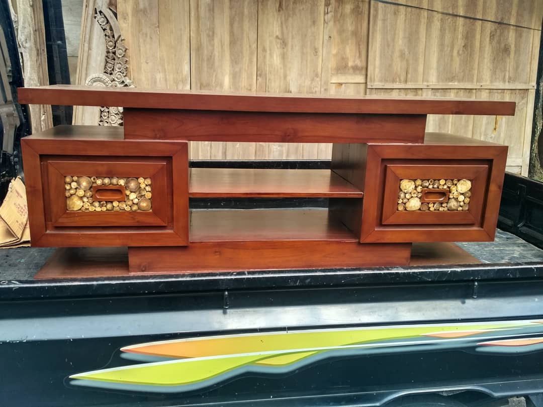 Meja TV Klasik Kombinasi Akar Kayu